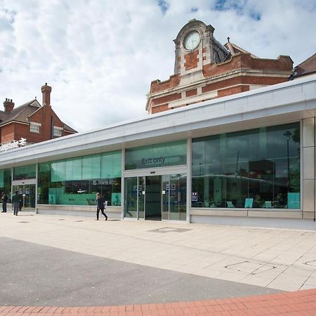 Basingstoke Apartments - Westlands House, City Centre, Home-From-Home מראה חיצוני תמונה